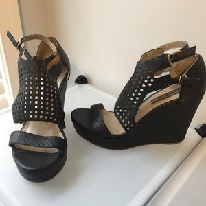 Black wedges xoxo